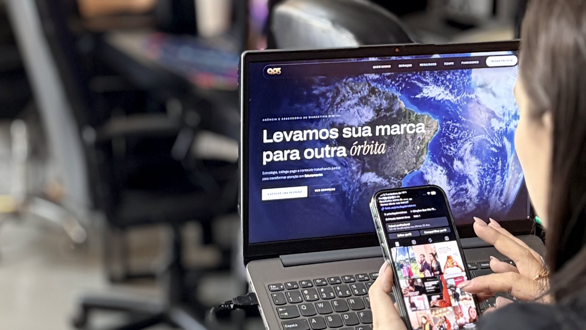 O site da QP3 aberto no notebook e o Instagram no celular